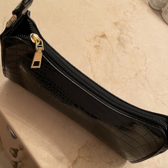 ✨[3 for $30]✨black croc vegan leather baguette bag - Picture 3 of 3